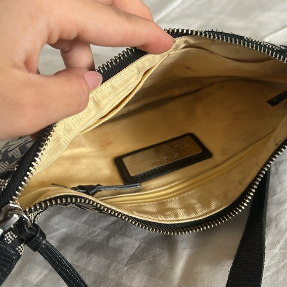 DKNY - Picture 2 of 3